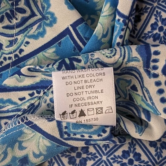 Loose-fitting v-neck button-front patterned blouse with collar Medium EUC - Picture 5 of 6